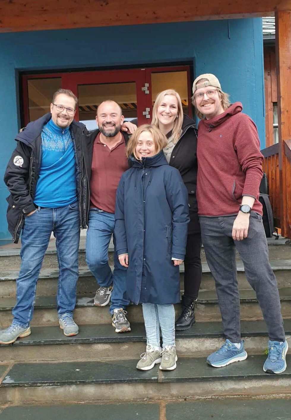 Denne friske gjengen i «Blått Rått Rabalder» skal inspirere ungdom til å utforske vitenskap, kultur og entreprenørskap. Prosjektdeltakerne Mikkel Sara, Mikkel Gaup, Elisabeth Aarebrot Madsen, Brage Heill og Helene Skjeie Thorstensen, foran. Interaktiv-entusiast Sara og skuespiller Gaup er selvsagte, når prosjektet nå besøker Kautokeino.
 Foto: Blått Rått Rabalder
