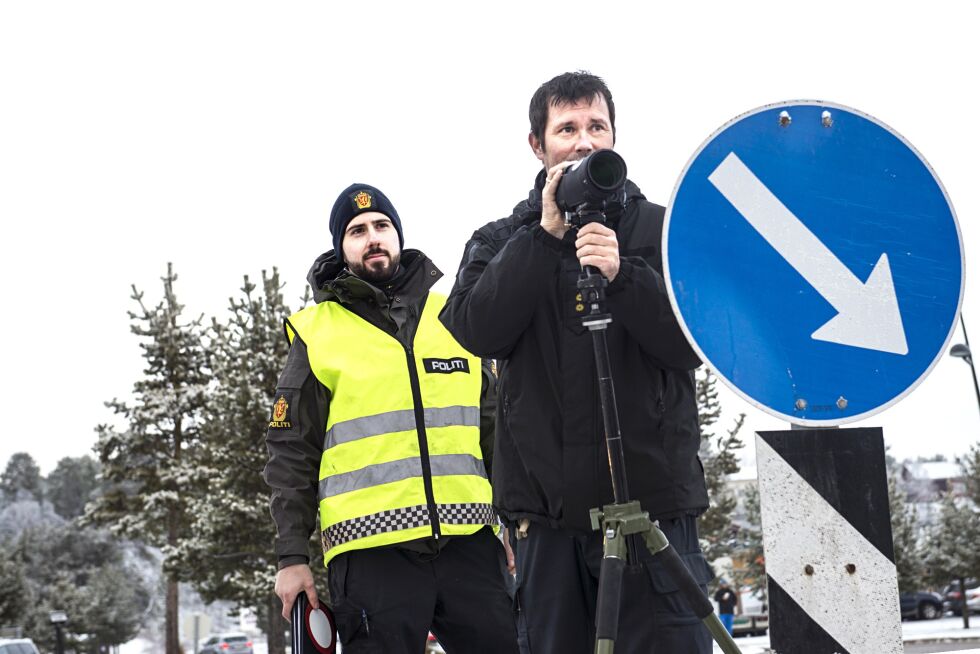 Politimennene Freddy Olaussen og Cato Arntsen gleder seg mer over resultatene i form av en tryggere trafikk enn at de har hanket inn over en million kroner til statskassa i løpet av tre måneder på veien.
 Foto: Frøydis Falch Urbye
