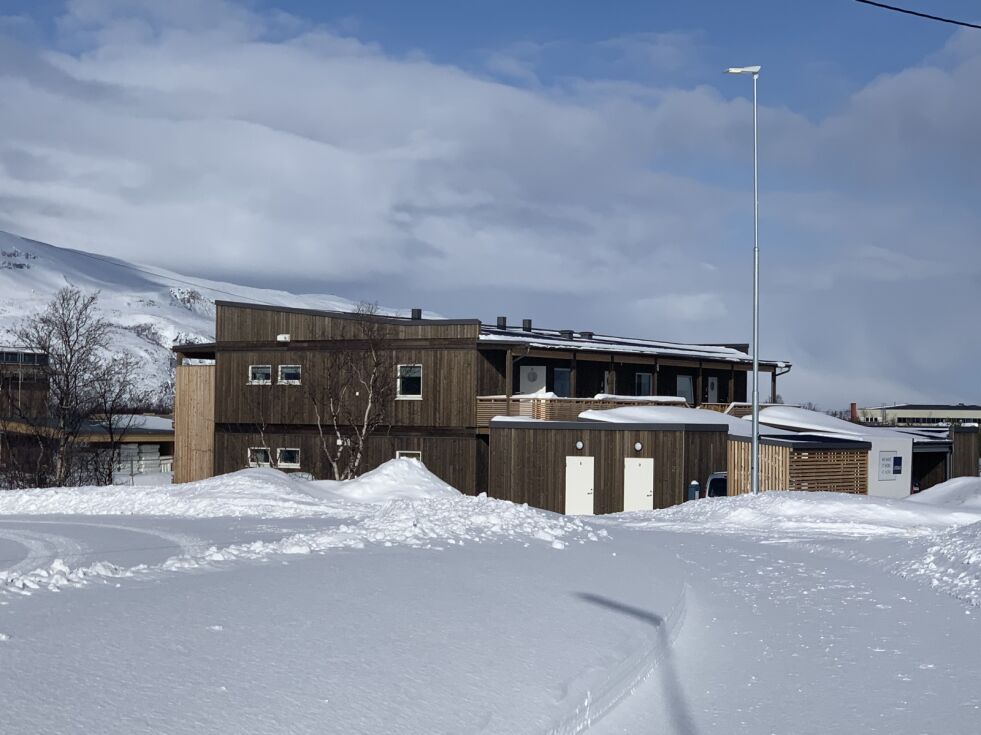 En leilighet i dette bygget i Lakselv er nå solgt (gnr 16 bnr 473 seksjon 5).
 Foto: Lars Birger Persen