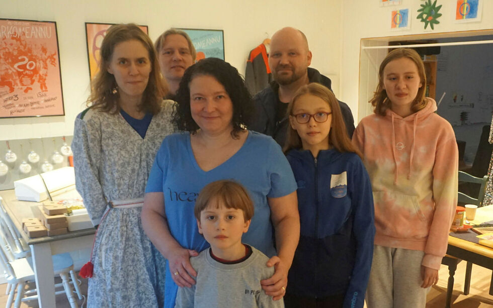 Nordavindsfolket/Davvebiegga álbmot holdt åpent lokale i Storgata lørdag 28. oktober. Foran på bildet Ante Pind Braut og Veronica Helgesdatter Indrøy. I midten Kristine Tjåland Braut (til venstre) og Maya Pind Braut. Bak fra venstre Simon Pind Jessen, Ole R. Indrøy og Tana Pind Braut.
 Foto: Geir Johansen