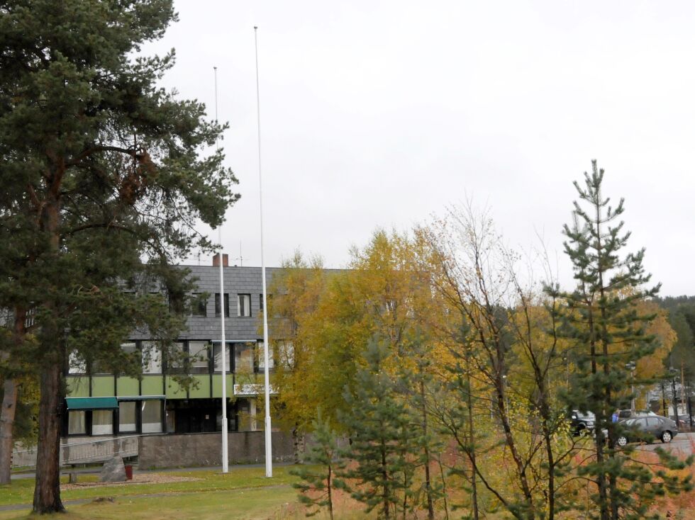 Utenfor både skolen og rådhuset sto nakne flaggstenger.
 Foto: Stein Torger Svala