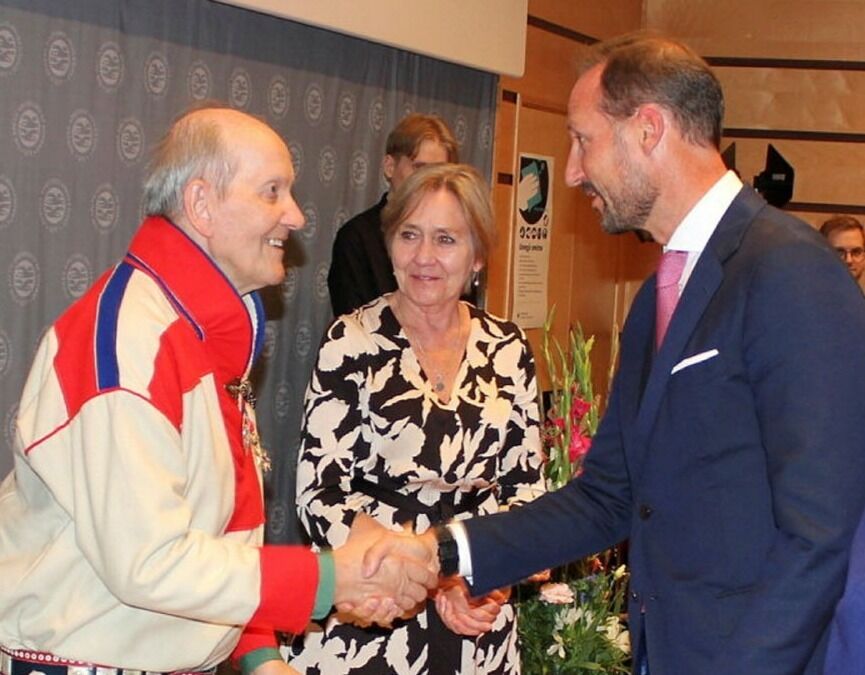 Kunstner Hans Ragnar Mathisen hilser på kronprins Haakon under æresdoktorkreeringen, med engelske Dame Veronica Ann Courtice som bivåner.
 Foto: Elin Wersland