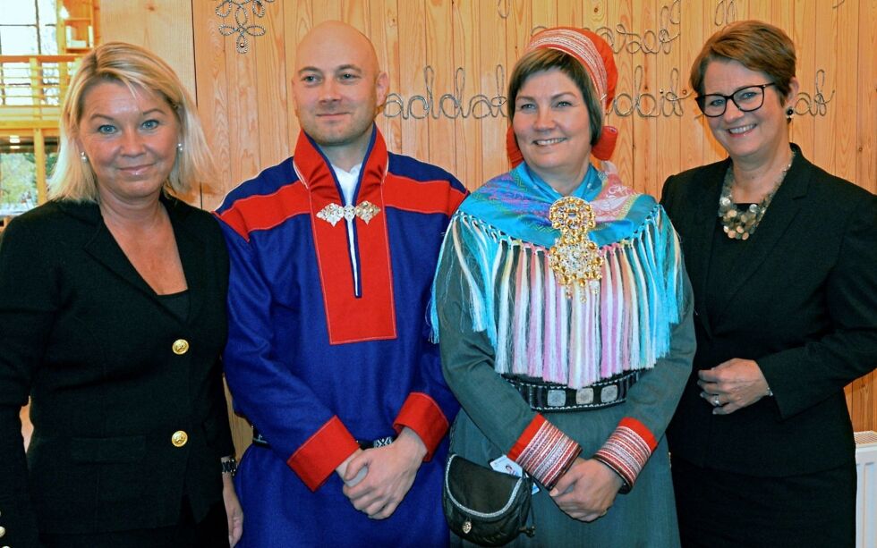 Tom Sottinen (Ap) og Aili Keskitalo (NSR) flankert av daværende kommunal- og moderniseringsminister Monica Mæland (H) og stortingspresident Tone Trøen (H).
 Foto: Steinar Solaas