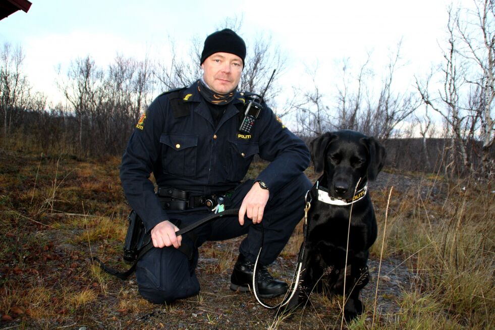Runar Guttorm ved lensmannskontoret i Tana har fått godkjent «Kero» som narkotikahund,
 Foto: Torbjørn Ittelin