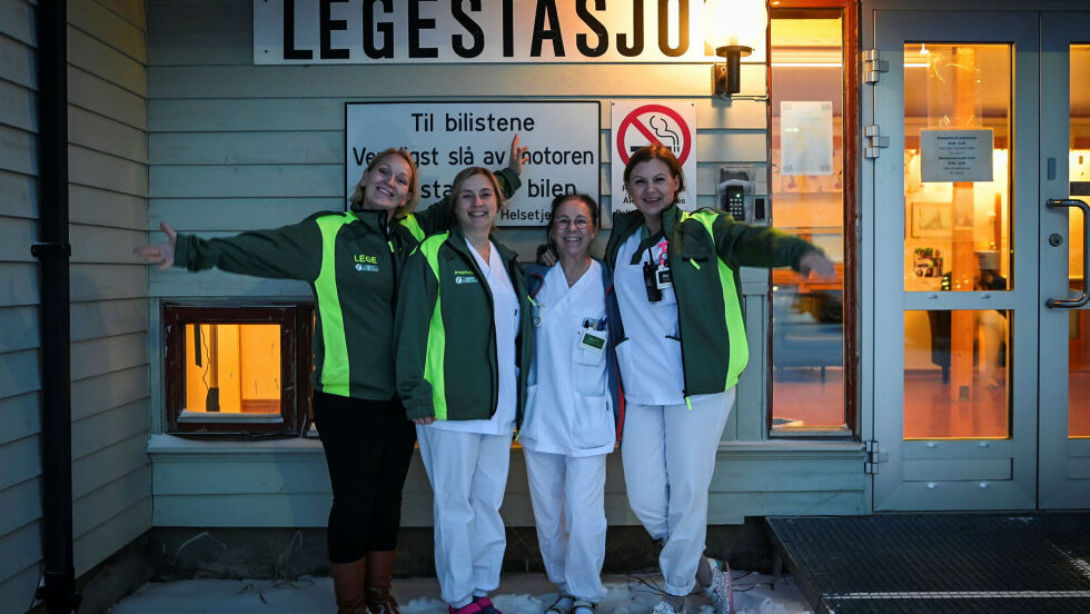 Denne gjengen ved Lakselv legestasjon byr på gratis livmorhalsprøver. Og oppfordringen er klar: Sjekk deg!
Fra venstre: Elisabeth Nøstvold, Gro Johnsen, Marit Andersen Eira og Maj-Britt Kollevåg Buseth.
 Foto: Irmelin Klemetzen