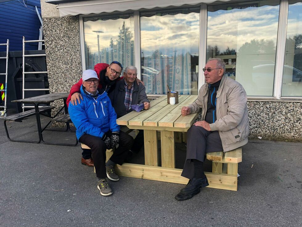 Bygdas veteraner gir honnør til initiativet fra Lars-Nils Gaup samt ordfører og varaordfører som fikk ordnet med et par splitter nye benker ved Karasjok «plaza». En av de gamle benkene i bakgrunnen. Fra venstre Anders Boine, Lars Nils Gaup, Alf Grønnli og Øyvind Østby. FOTO: STEIN TORGER SVALA