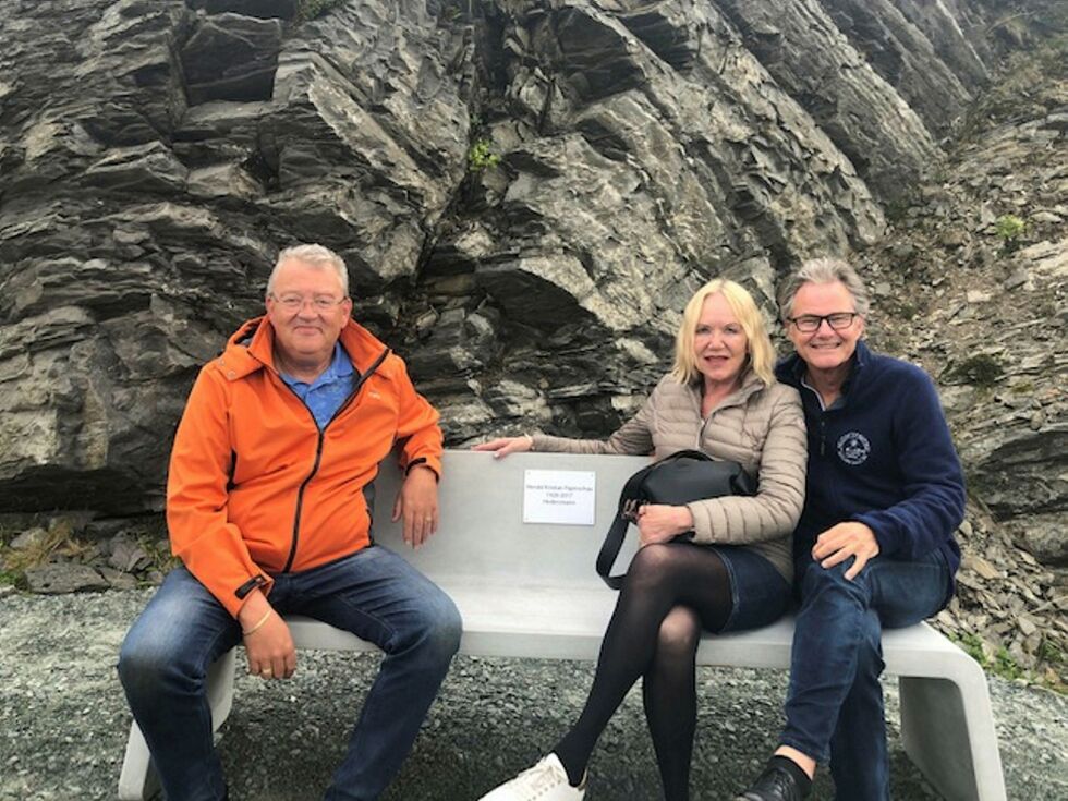 Leif Figenschau (til venstre) og Gunn Figenschau sitter her på benken som har navneplaten til deres far, Herold. Helt til høyre sitter Gunn sin mann, Harald Holm Nilssen. Foto: Lill-Karin Sanna