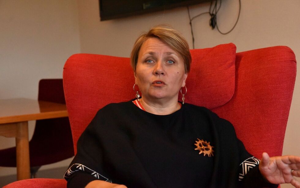 Aina Borch ber Samferdselsdepartementet om å reforhandle kontrakten med flyselskapet DAT.