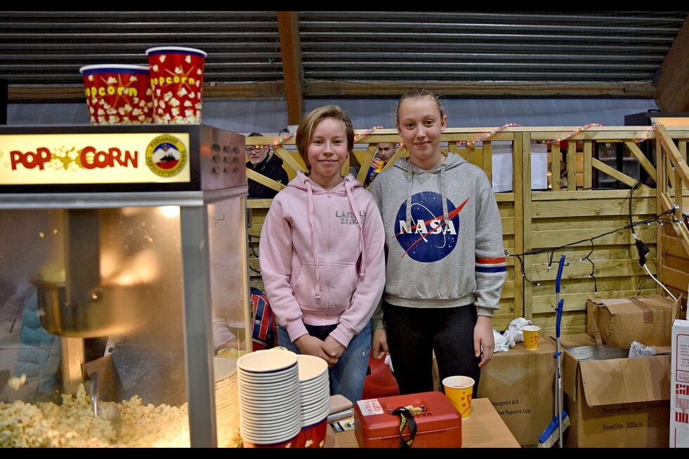 Alva Samuelsen (12) og Lea Tekzine Røsberg (12) jobber frivillig på messa og trives veldig godt. Her lager de sukkerspinn og popper popcorn. «Vi kunne godt gjort dette hvert år», forteller jentene.
 Foto: Frida Persen