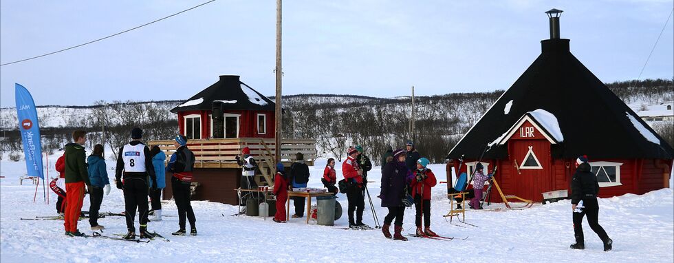 Mange ser frem til å passere målstreken på skistadion i Nesseby etter 26 kilometer i skisporet fra Varangerbotn.
 Foto: Charles Petterson