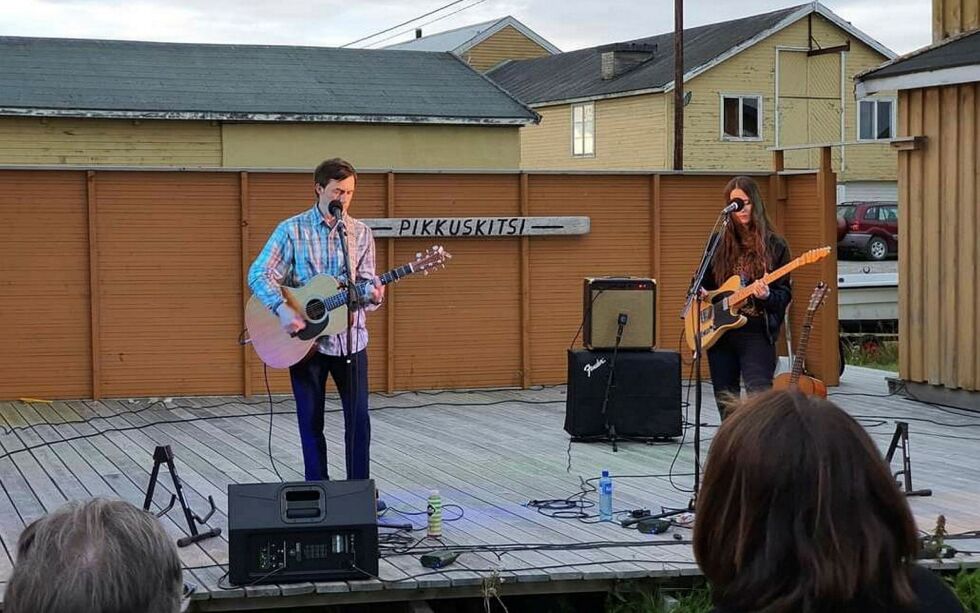 Tønes, eller Frank Tønnesen, var først ut på Varangerfestivalen med utekonsert på Jakobselvkaia.
 Foto: Privat