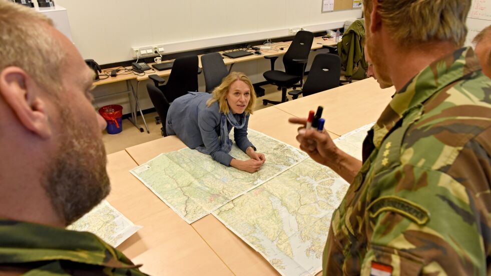 Leder for utenriks- og forsvarskomiteen, Anniken Huitfeldt møtte deler av den nederlandske troppen som trener på Garnisonen i Porsanger.
 Foto: Sigurd Schanke