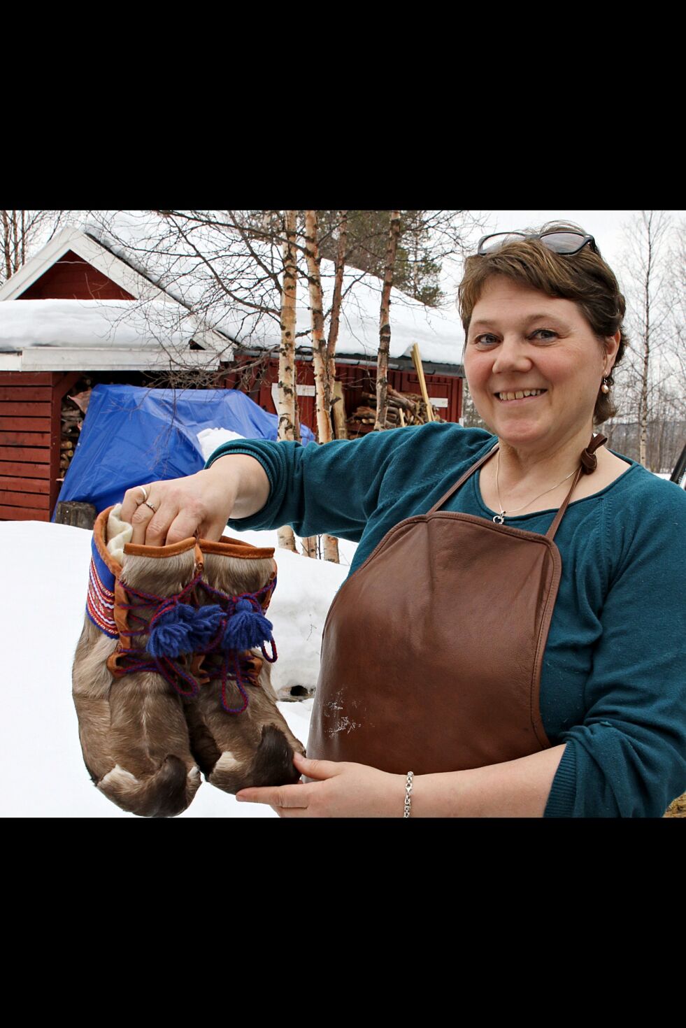 Det er for det meste familien som får skaller når det først skal syes noe. Her viser Seija frem et par med knyting som holder varmen når man for eksempel skal på tur.
 Foto: Silje L. Kvammen
