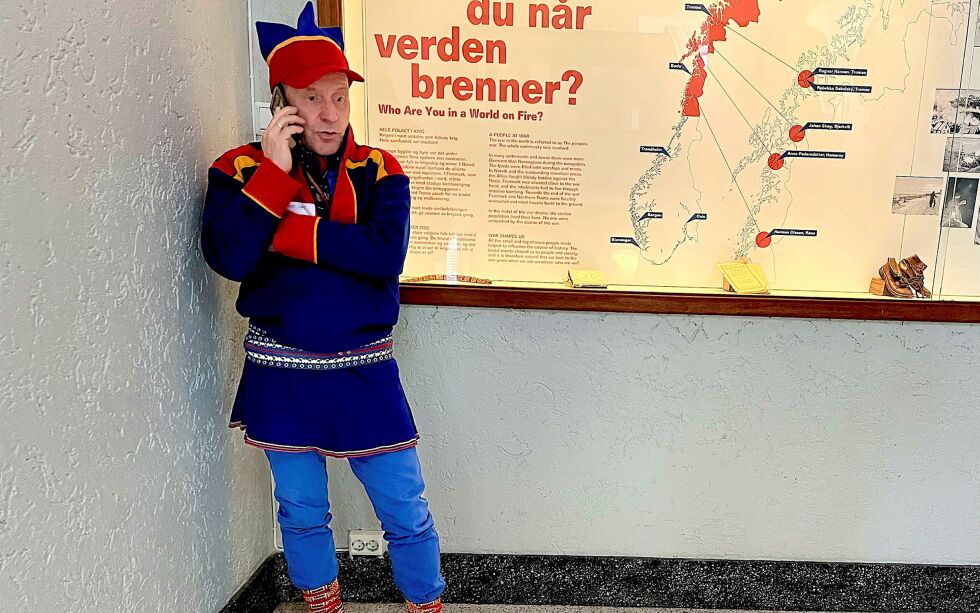 Joiker og førsteamanuensis Ánde Somby like før han skulle delta i en panelsamtale om joik på museet i Tromsø.
 Foto: Elin M. Wersland
