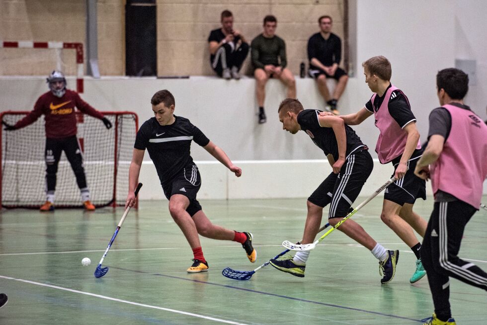 Tirsdag ble det arrangert venneturnering i Lakselv. Her fra oppgjøret mellom lokallagene Team Ole og The Borchys.
 Foto: Marius Thorsen