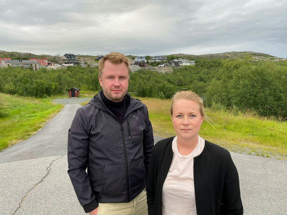 Ekteparet Amy og Torbjørn Brox Webber er oppgitt og skuffa over at kommunen ikke kan tilby ledige tomter i Skytterhusfjellet boligområde på Prestefjellets sørside.
 Foto: Hallgeir Henriksen