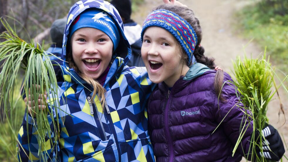 Sandra Balto og Emilia Nordsletta Aslaksen synes det er spesielt at man måtte kunne slike kunster i gamle dager, som kutting av sennagress.
 Foto: June Helén Bjørnback