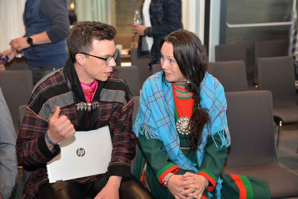 Dette bildet er fra tidligere lørdag, etter at Jan Ivvár Smuk hadde ankommet landsmøtet og Ellinor Marita Jåma tar en prat med han.
 Foto: Steinar Solaas
