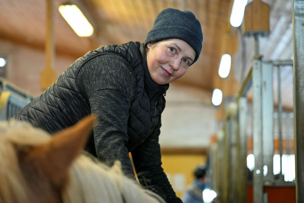 Veterinær Rauna-Maaria Näkkäläjärvi valgte å etterutdanne seg i Tyskland innen manuell terapi og tannbehandling på dyr. Dette gjør henne spesielt ettertraktet hos flere dyreeiere.
 Foto: Irene Andersen