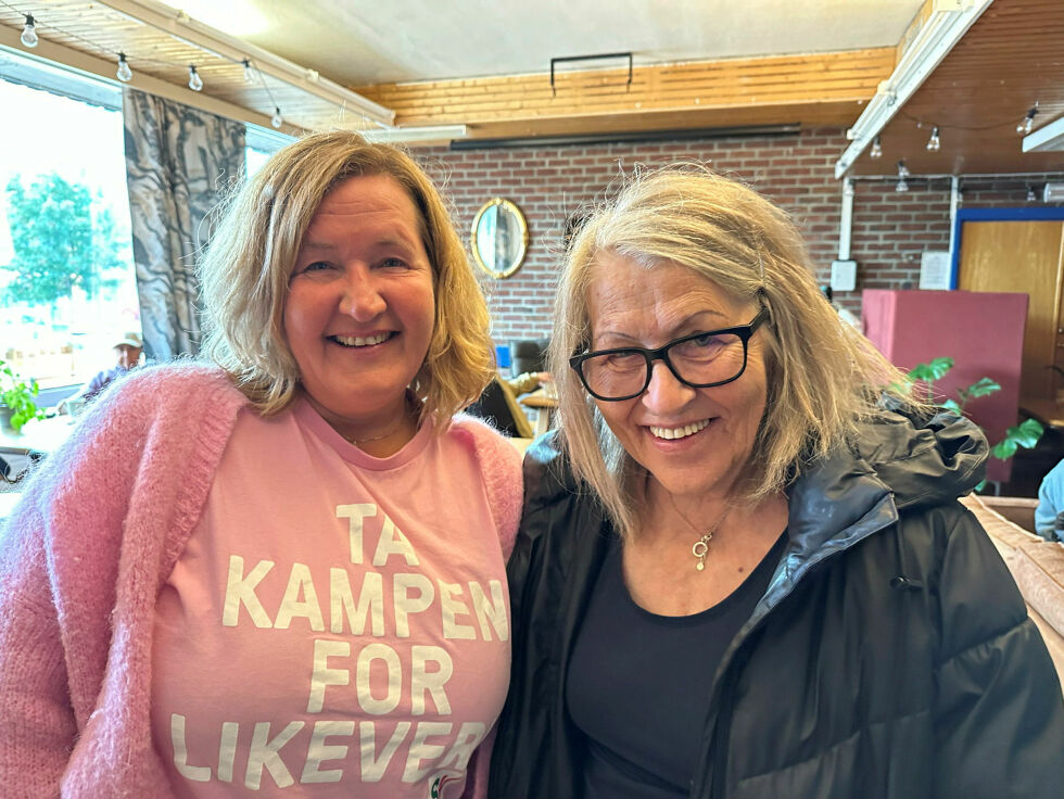 Eli Traa (til høyre) var svært glad for at SVs Elin Mathisen og hennes partikolleger tok seg tid til å komme til Kirkens Bymisjon for orientering og samtale – som første parti i valgkampen.
 Foto: Hallgeir Henriksen