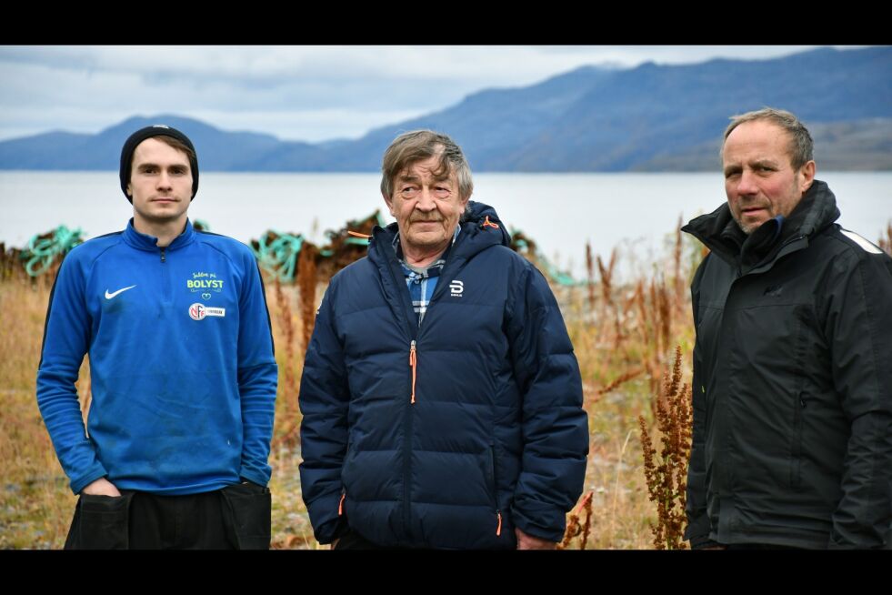Sindre Holmen Andersen (til venstre), Peder Nilsen og Odd Steinar Andersen ser mørkt på fremtiden. Kommunen skal rive servicebygget som ble satt opp for fiskerne for 30 år siden og har leid containere som fiskerne skal bruke i stedet. – Det nytter ikke å fiske ut fra en container, sier Peder, som ser seg nødt til å selge unna alt han har av garn og satse på juksa-fiske i stedet.
 Foto: Irene Andersen
