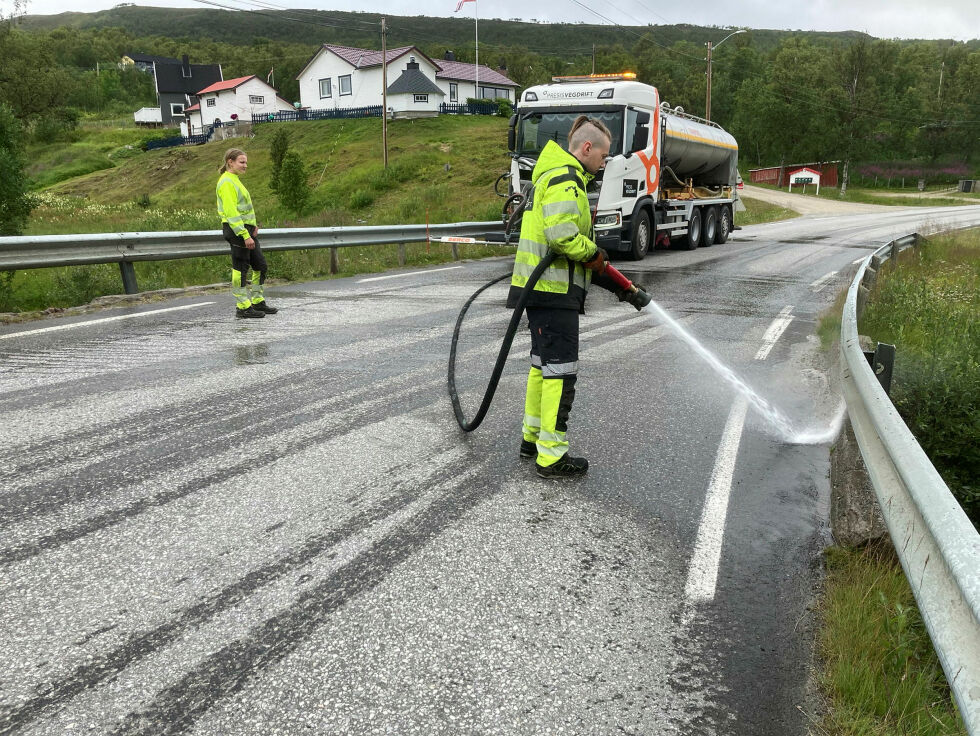 Her får brua på E6 i Indre Billefjord en kald dusj.
 Foto: Anthon Sivertsen