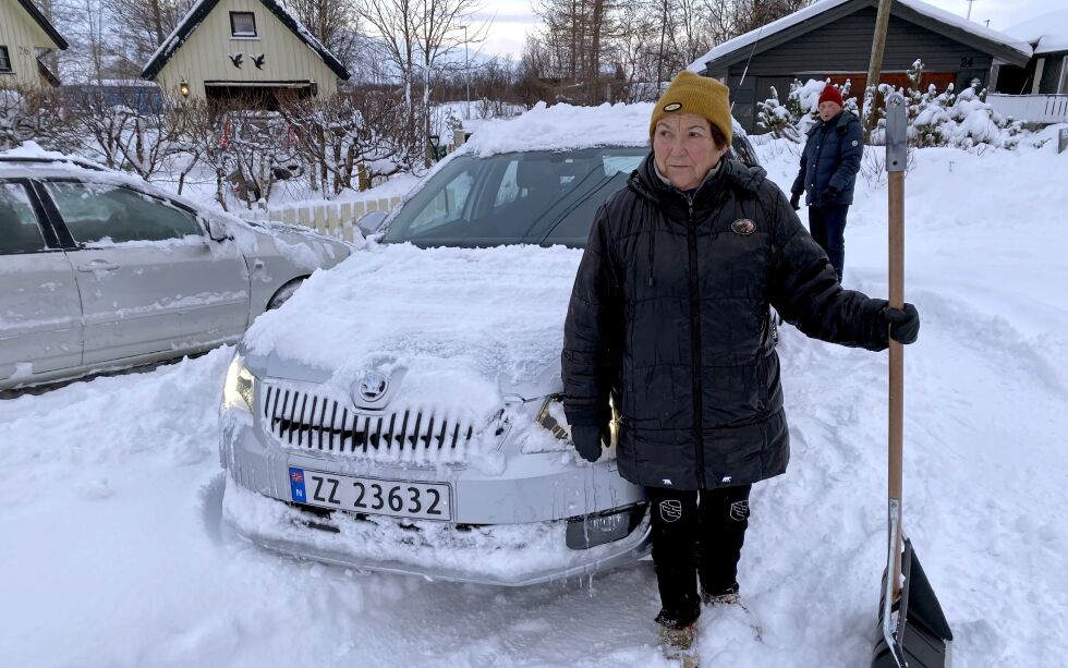 Eva Johansen er svært lite fornøyd med vinterens brøyting i Lakselv. Da hun skulle ut av egen innkjørsel og inn på veien i Tamsøyringen torsdag var det bom stopp.
 Foto: Marius Thorsen