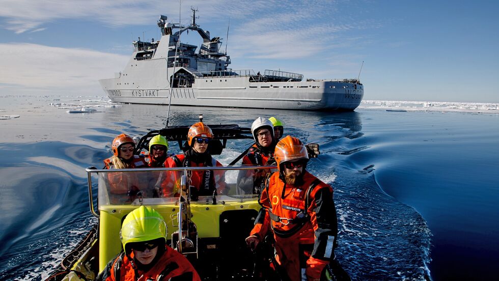 KV Svalbard utenfor Kvitøya. Folk fra Meteorologisk institutt settes i land for å vedlikeholde værstasjonen.
 Foto: Håkon Kjølmoen