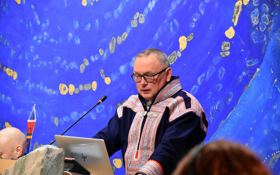 Hans Ole Eira (Senterpartiet) avdramatiserte situasjonen overfor Sametingets plenum.
 Foto: Sara Olaussen Stensvold