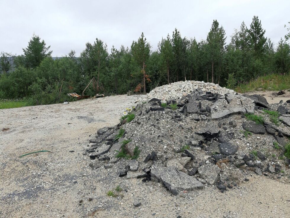 Aina Hanssen ber kommunen rydde opp de store asfalthaugene som har blitt liggende langs veikantene i Lakselv i cirka ett år.
 Foto: Privat