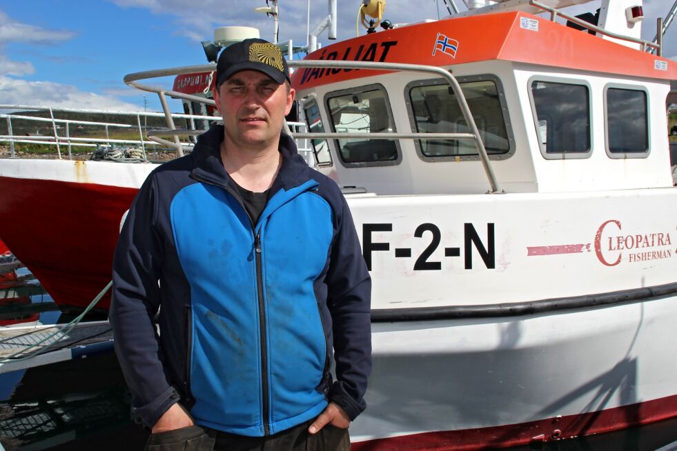 Etter flere år som mannskap på andre båter, har Olav L. Dikkanen nå kjøpt seg sin egen, og «Várjjat» er klar for fiske ut fra Nesseby.
 Foto: Torbjørn Ittelin