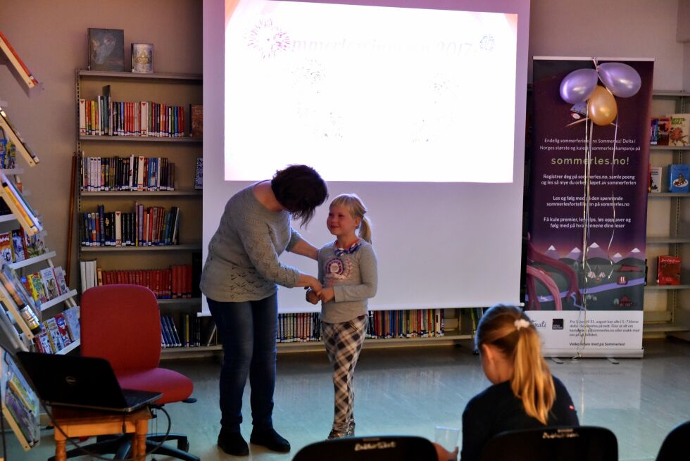 Lisa Margrethe Ingelin Vidal vant et gave på 1.000 kroner hos Lekebingen for sin deltagelse i Sommerles 2017.
 Foto: Bjørn Arne Johansen