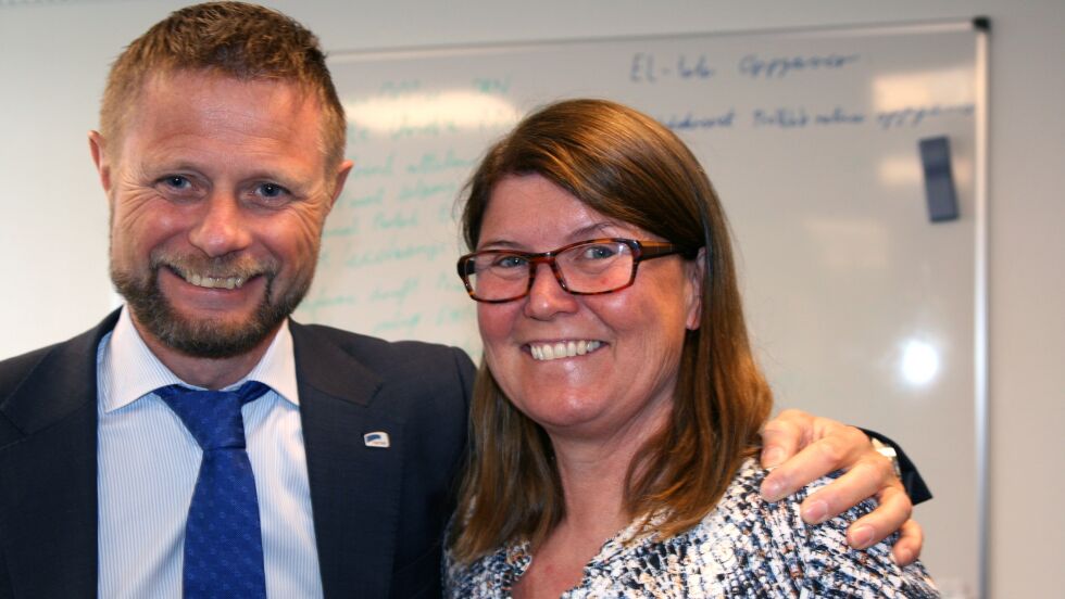 Statsråd Bent Høie fikk også møte flere av de tillitsvalgte, blant dem Ragnhild M. Aslaksen fra Fagforbundet.
 Foto: Bjørn Hildonen