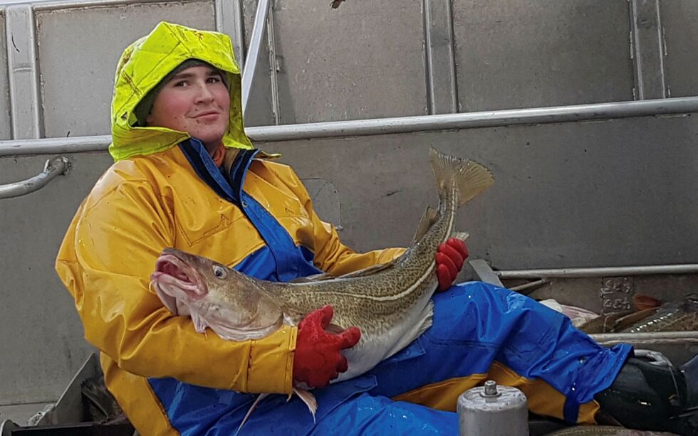 Si­vert Hel­øy (20) er så å si opp­vokst i fis­ke­båt; da hans far, Leif Si­vert Hel­øy, tok han med i båt fra han var gutt­un­ge. Nå er en­de­lig Si­vert klar til å skaf­fe seg sin egen sjark. Foto: Pri­vat
