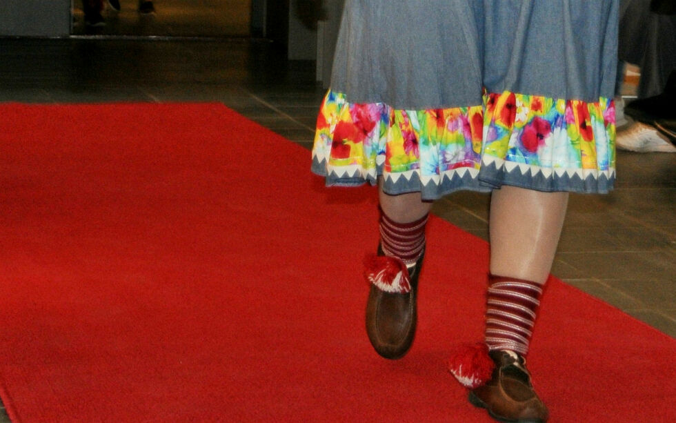 Det blir fargerikt på fest i Kautokeino i helga, med samisk ballroom med skakke og skjeve kofter. Illustrasjonsfoto - fargerik kofte.
 Foto: Rita Heitmann