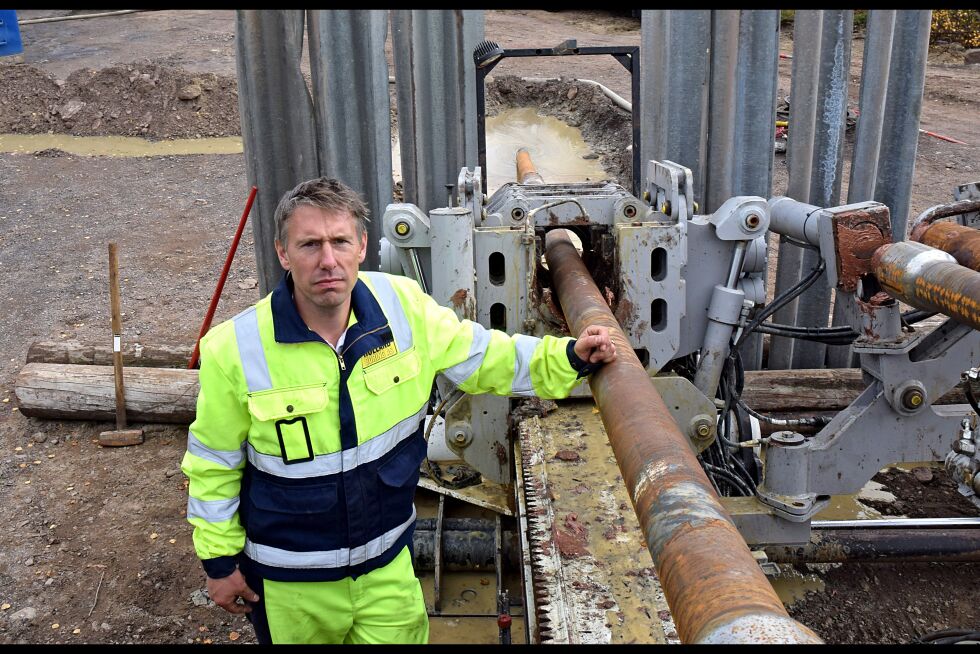 Daglig leder Anders Hoven Dahlman i Holland Boring AS, viser frem boreriggen som brukes for å sende ut en 600 meter lang borestang over Tanaelva mellom bygdene Vestre og Østre Seida.
 Foto: Tom Hardy