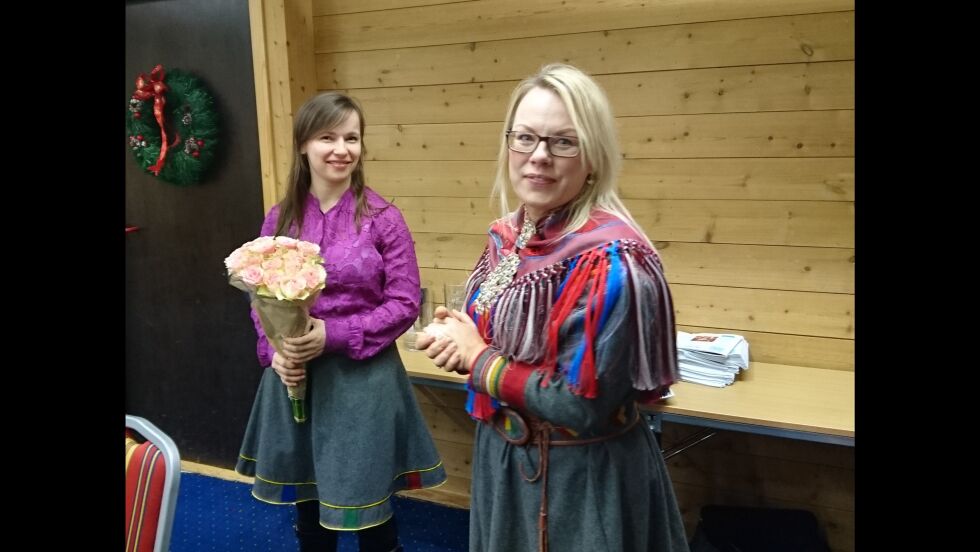 Inger Eline Eriksen gratuleres av avtroppende presientkandidat Laila Susanne Vars.
 Foto: Jon-Christer Mudenia/Árja