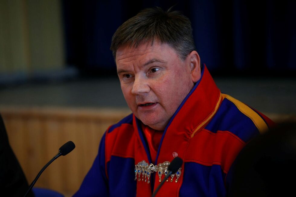Hvorfor har FeFo-direktør Jan Olli sendt Finnmarkskommisjonens konklusjon om Karasjok-feltet ut på høring til hele fylket, undres Karasjok ordfører Svein Atle Somby (AP).
 Foto: Stein Torger Svala