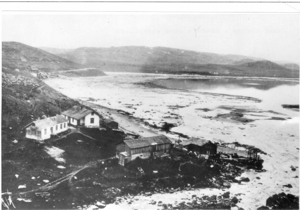 Josef Strimps handelssted ved Veaijohka/Klokkerelva i Reaisavuonna/Bugøyfjord. Her hadde John Andreas Savio en del av sin barndom.
 Foto: tilhører Saviomuseets samling