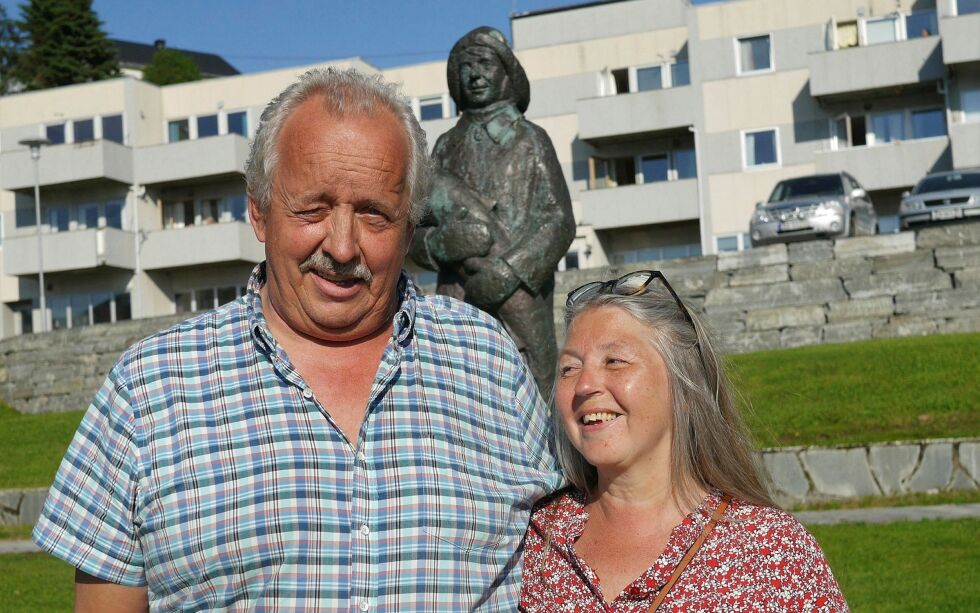 Her er Roger og Ann Sissel tilbake i parken i Honningsvåg sentrum, hvor de møttes for rundt 40 år siden. Det var her Roger ba om hjelp til å slutte å drikke. Foto: Geir Johansen