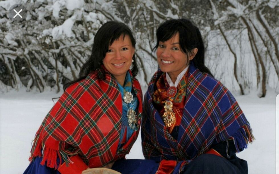 Søst­re­ne Anne- Lise John­sen Swart (til venst­re) og Mari He­lan­der fra Tana fin­ner stor men­ing og mye gle­de i å spre kunn­skap om det sam­iske, både na­sjo­nalt og in­ter­na­sjo­nalt. Foto: Tryg­ve John­sen