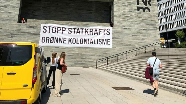 Aksjonerer for urfolksrettigheter utenfor Statkraft-konferanse
