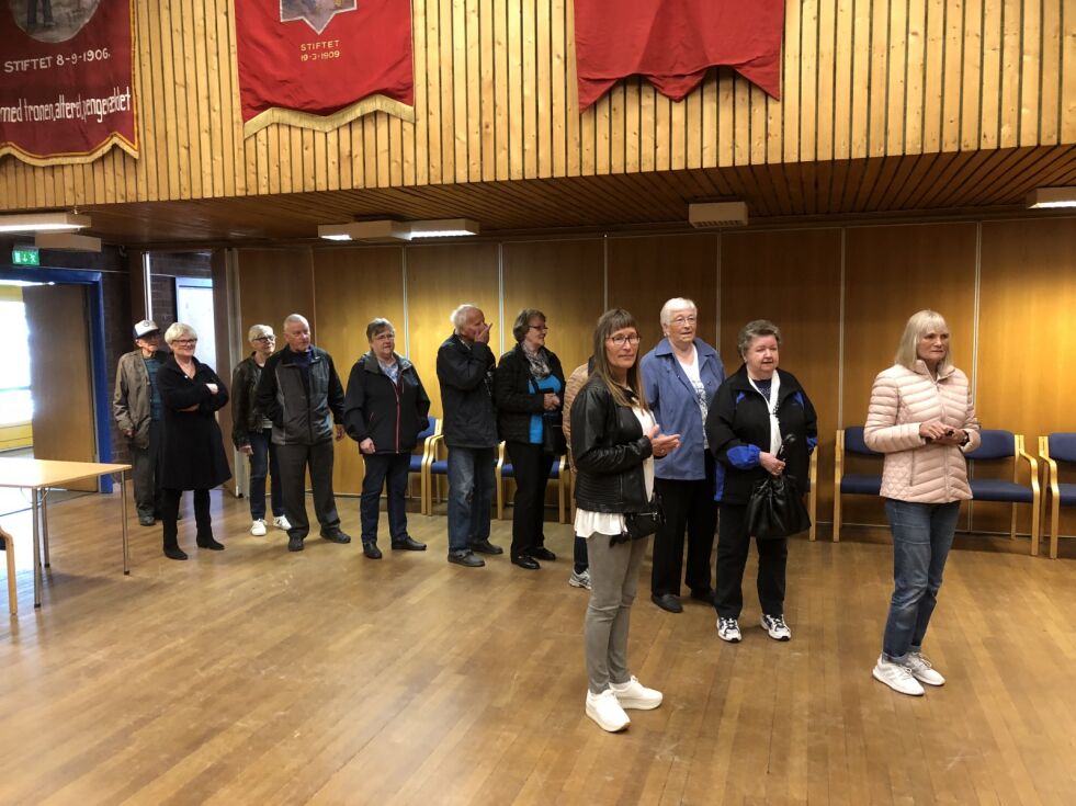 KØ: Det dannet seg fort kø da valglokalene på Samfundshuset i Kirkenes åpna mandag klokka tolv.
 Foto: Hallgeir Henriksen
