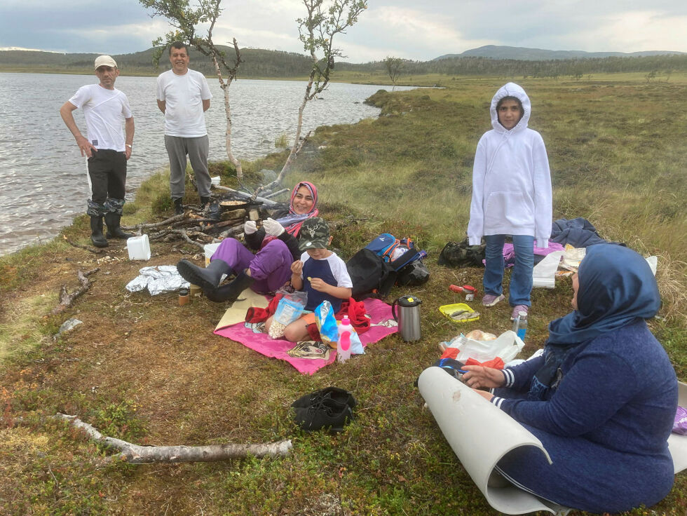Her ved Bajit Gierddotjávri koser familiene fra Afghanistan og Syria seg ute i det fri.
 Foto: Anthon Sivertsen