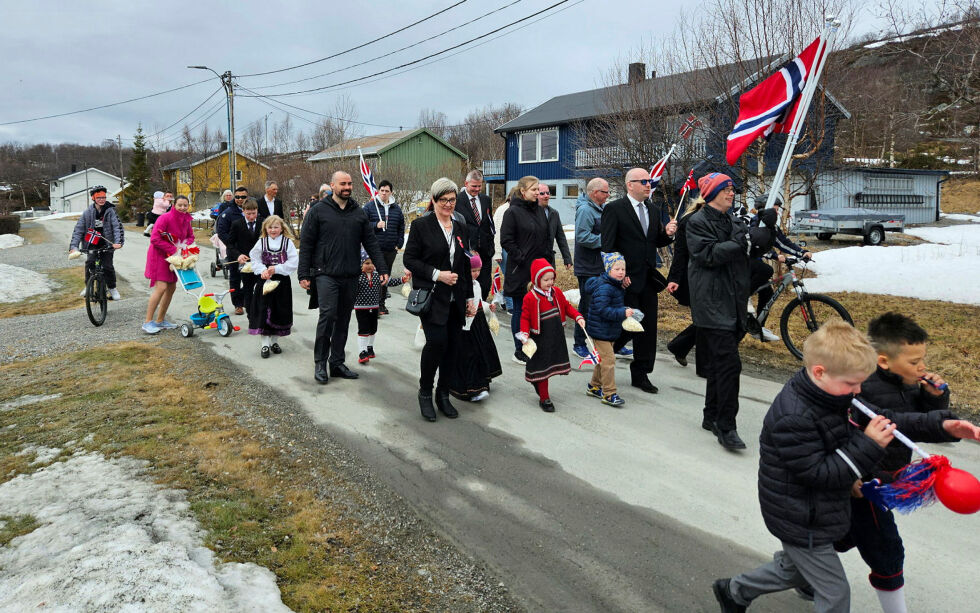 Her er Tommy Eriksen flaggbærer for det lille, men fine 17. mai-toget på Jakobsnes.
 Foto: Jørn Finnmarking Haga