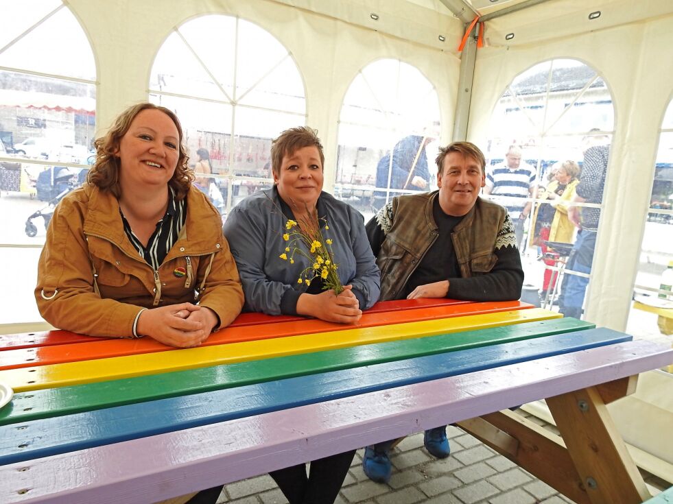 Lillian-Therese Hansen, Ingeborg Walsøe og leder for Midnattsrocken Jarl Inge Falch ved en av pride-benkene.
 Foto: Lea Nilsen Marakat