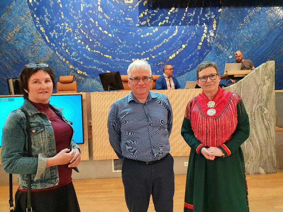 Professorene Eva Josefsen, Hans-Kristian Hernes og Else Grete Broderstad ved Norges arktiske universitet (UiT) undrer seg over at det er «synd» av forskere, i en demokratisk rettsstat, å «snakke ned» rapporten til Sannhets- og forsoningskommisjonen. 
– Høyst uvanlig, reagerer professorene, her avbildet på Sametinget.
 Foto: MAGNE KVESETH - UiT