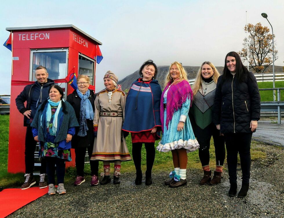 Leder Irene Larsen i Foreninga samiske forfattere (nummer fire fra høyre) er glad for det ferske vedtaket. Bildet er fra åpning av verdens første samiske lesekiosk i Tromsø. Fra venstre Johan Matteus Triumf fra Sametinget, Stina Fagertun, Rauni Magga Lukkari, Aase Synnøve Falch, Irene Larsen, Sollaug Sárgon, Lene E. Westerås og varaordfører Marlene Berntsen Bråthen. Foto: Sigfrid Westerås
 Foto: Sigfred Westerås