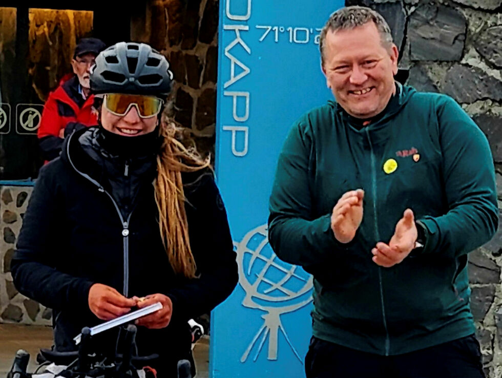 Varaordfører Tor Mikkola gratulerte den franske syklisten med ny verdensrekord og notering i Guinness rekordbok etter at hun hadde syklet fra Spania til Nordkapp.
 Foto: Privat