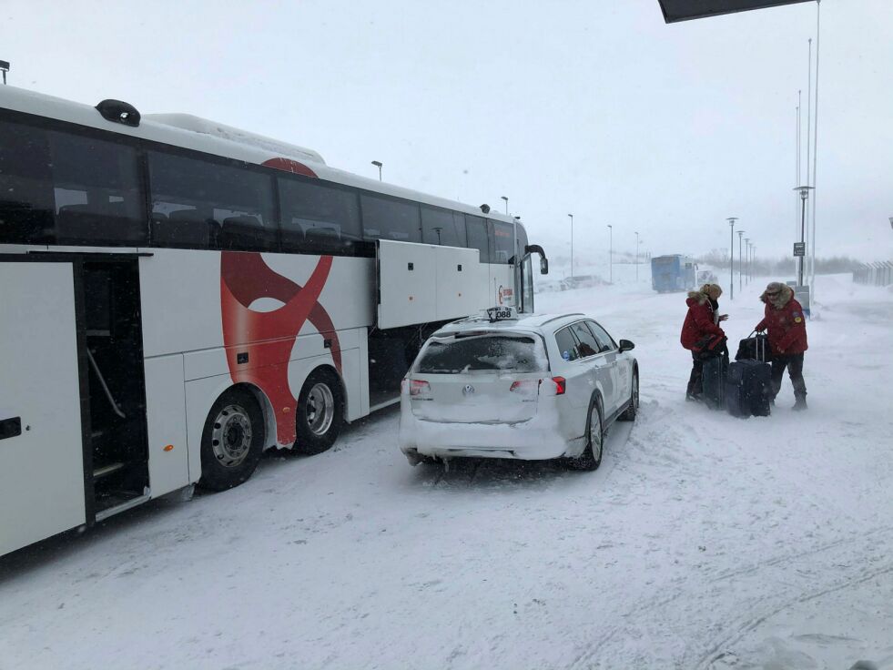Hurtigruta har snudd og turistene fraktes til flyplassen. Dorothea og Thomas Kraft skulle egentlig vært med båten hele runden tilbake til Bergen.
ALLE FOTO: Birgitte Wisur Olsen